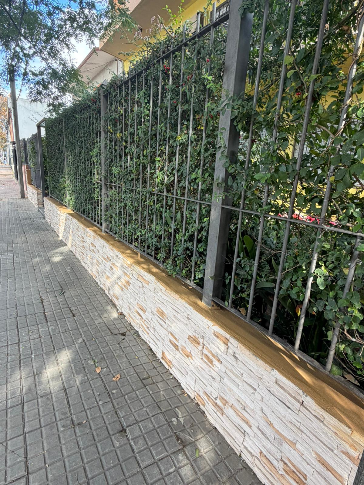 Muro frontal revestido tipo piedra labrada