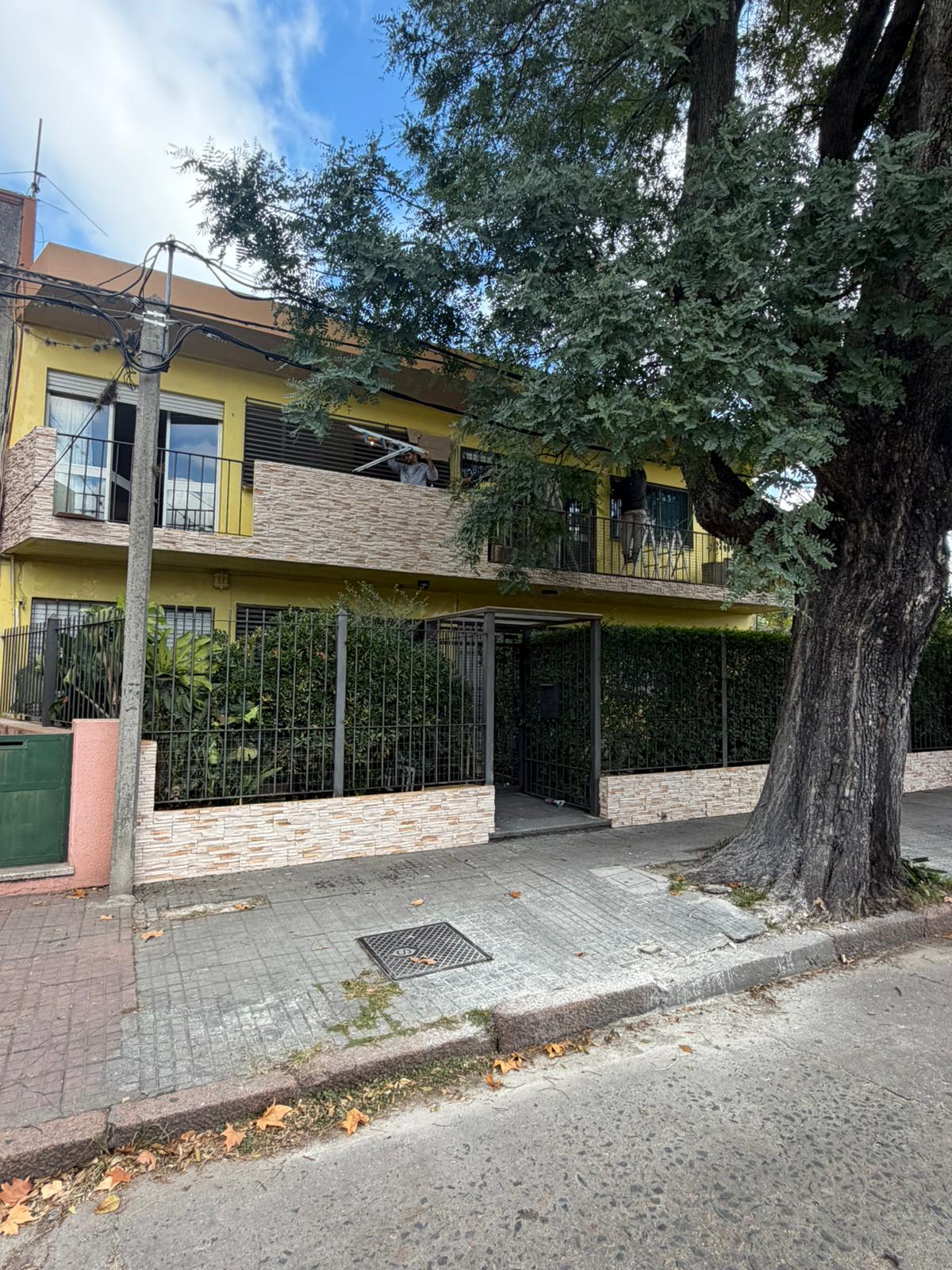 Vista amplia de fachada con placas exteriores