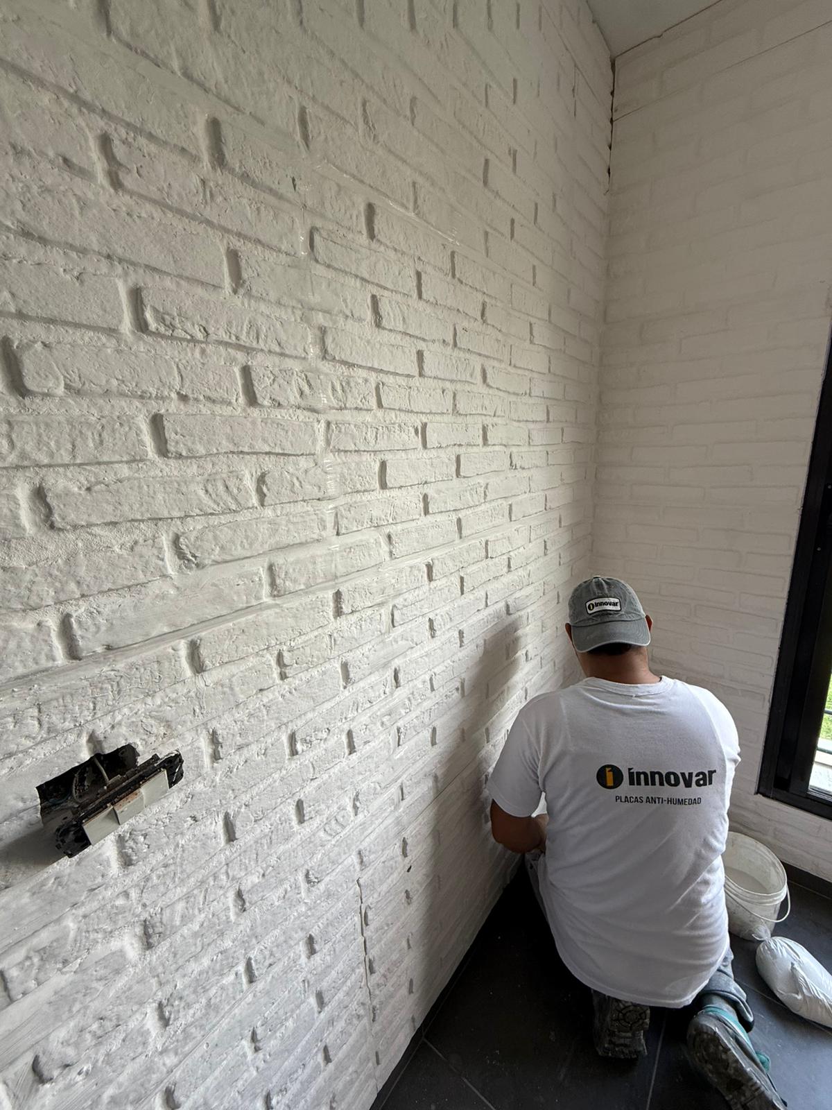 Instalador de Innovar colocando placas