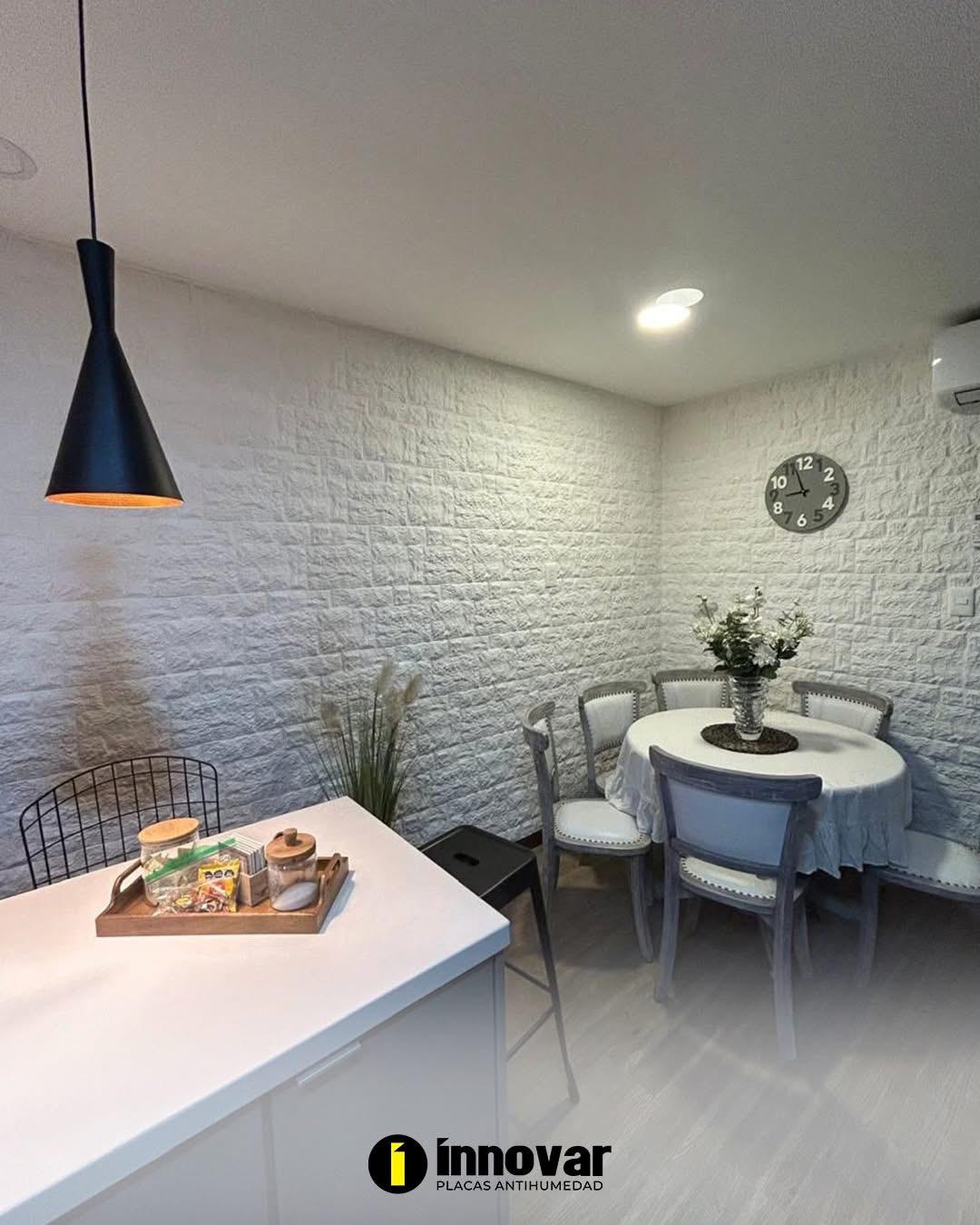 Comedor estilo nórdico con placas antihumedad