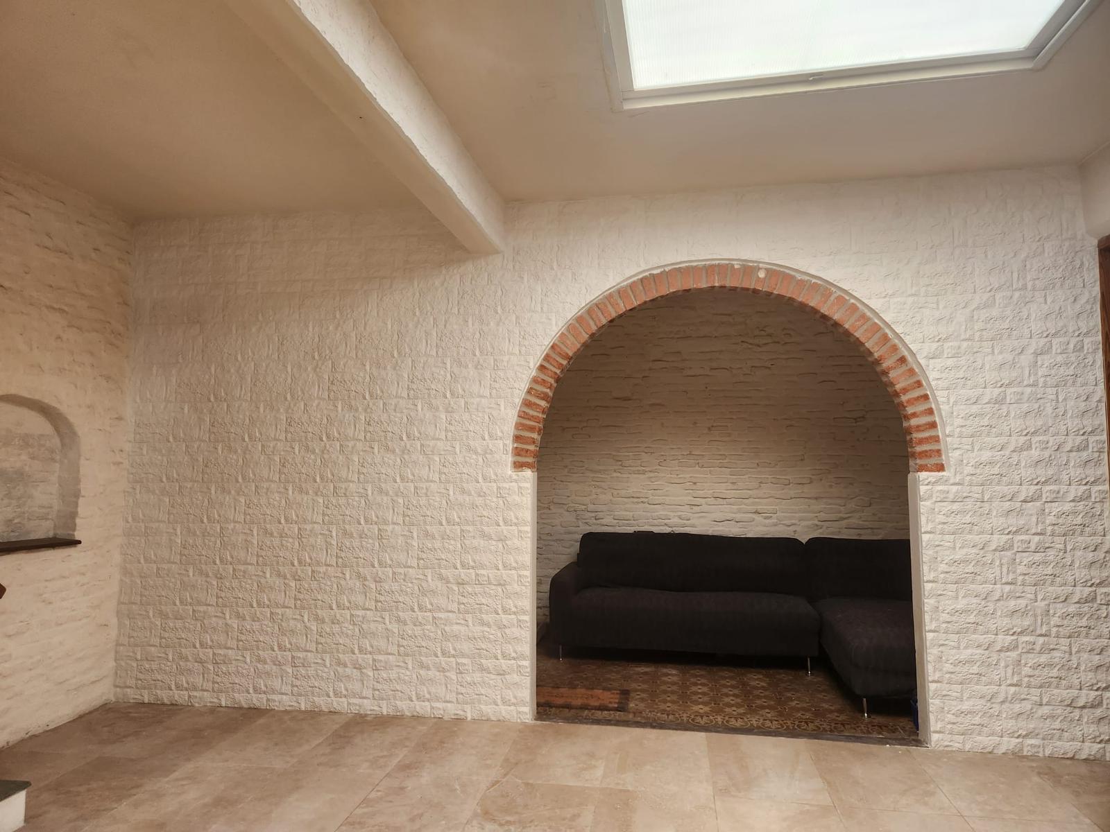 Living con arco revestido con placas antihumedad