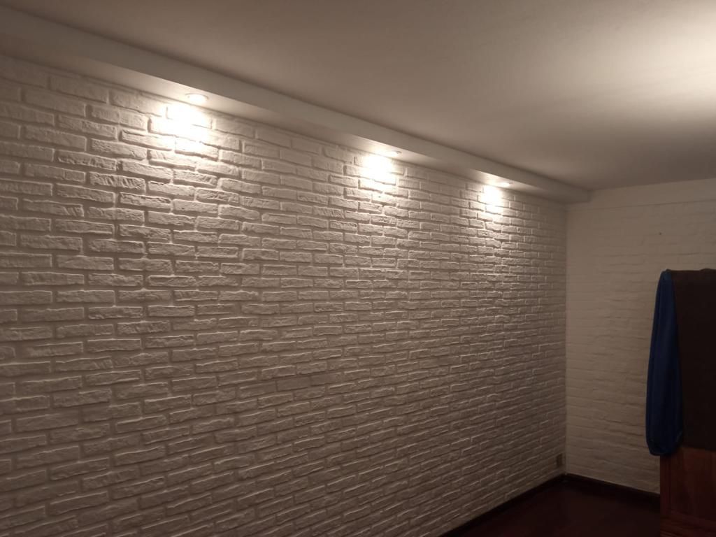 Pared con iluminación cálida de spots