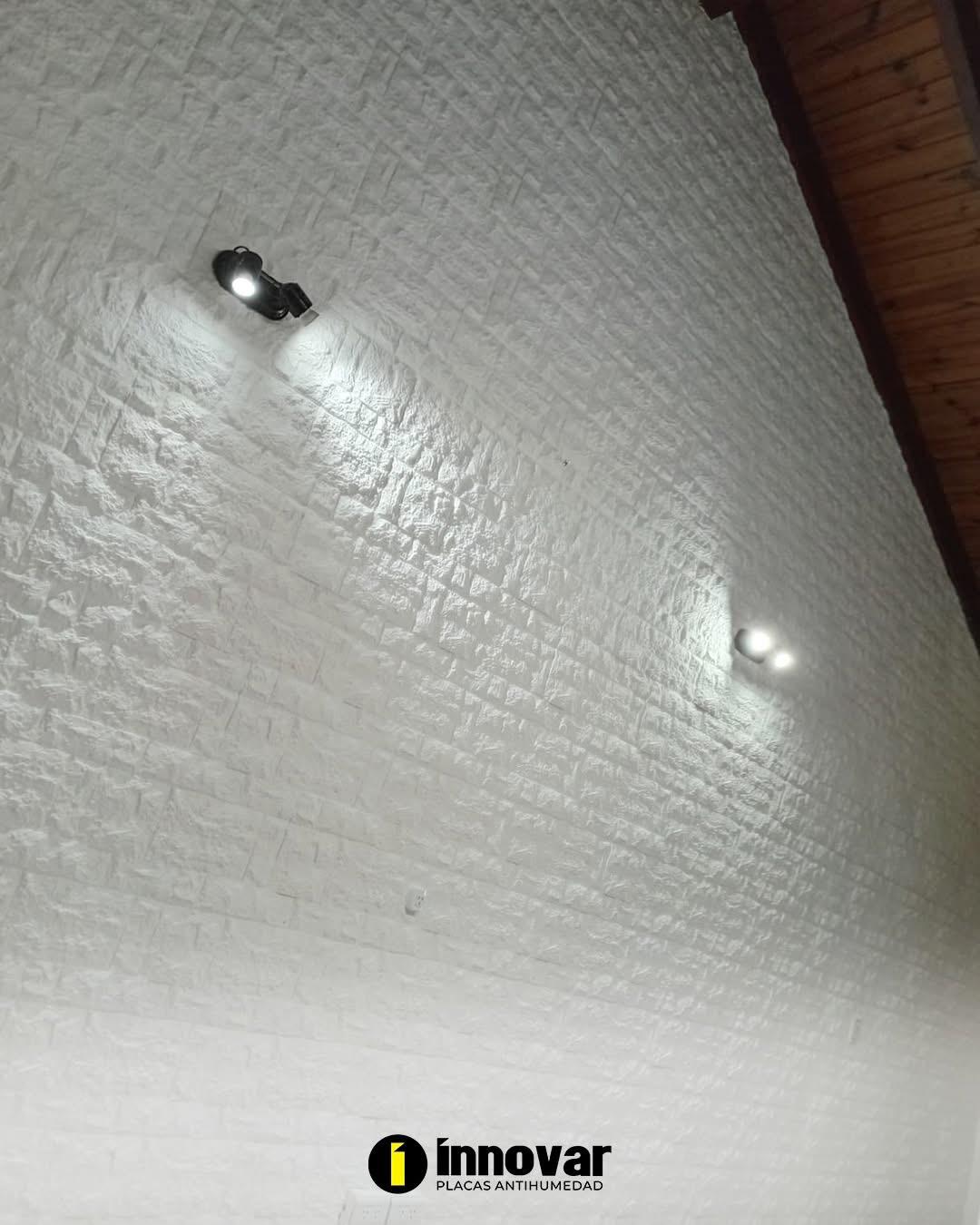 Pared blanca con techo de madera y spot